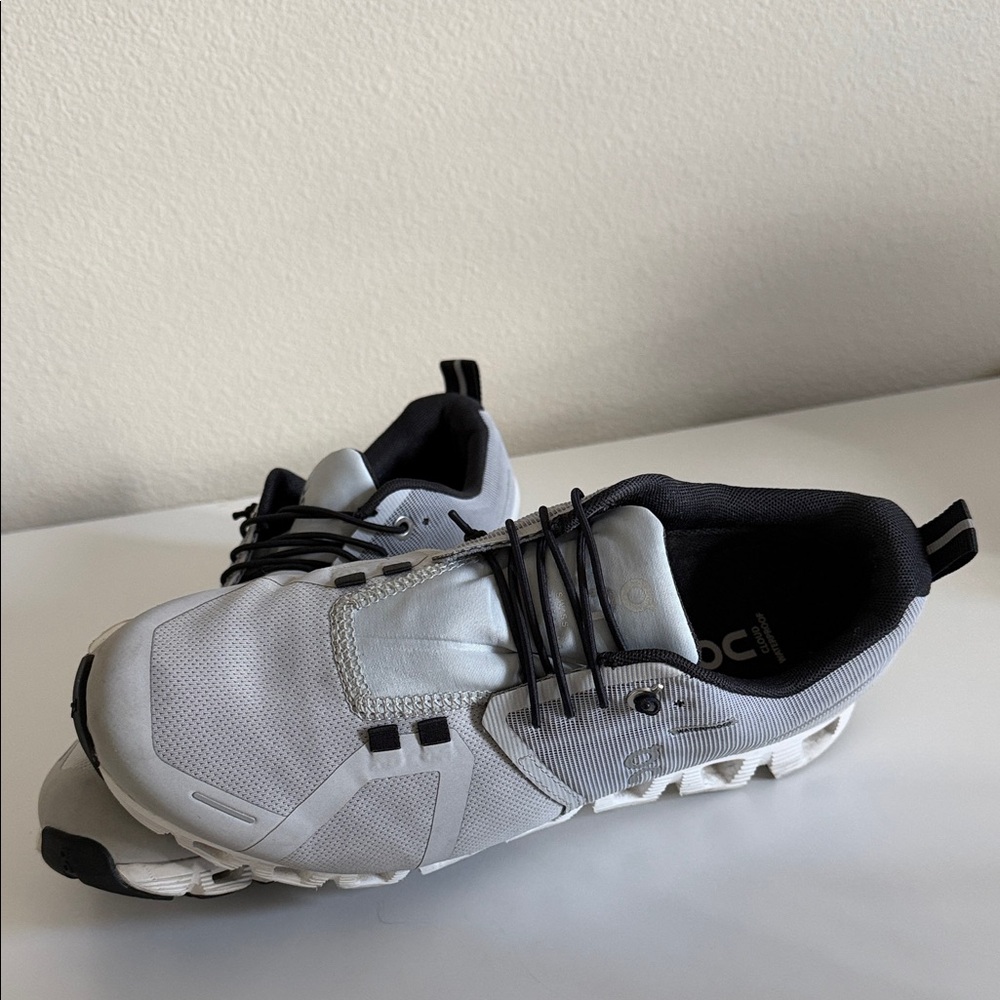 On Running Cloud Sneaker in Light Gray and White